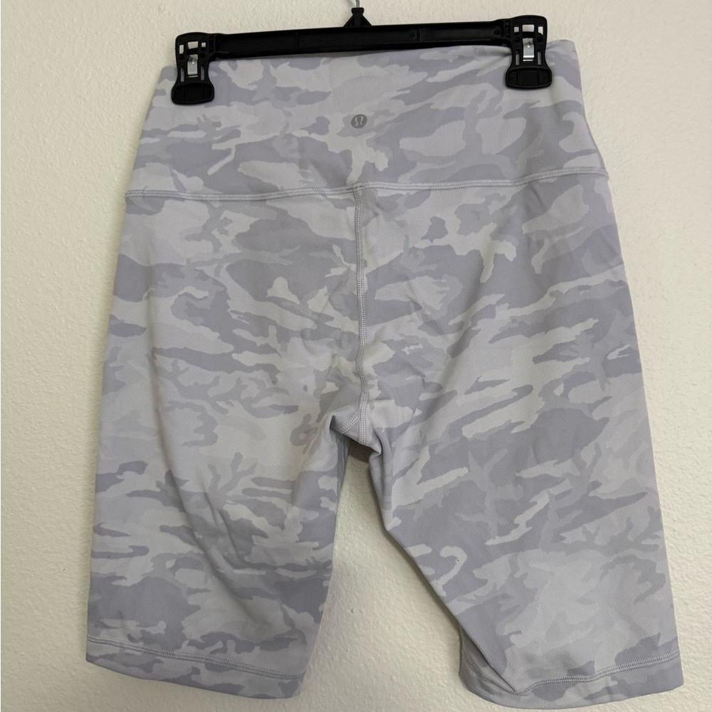 lululemon athletica Gray Camo Women Shorts - Picture 2 of 5